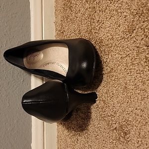 Black low heel pump